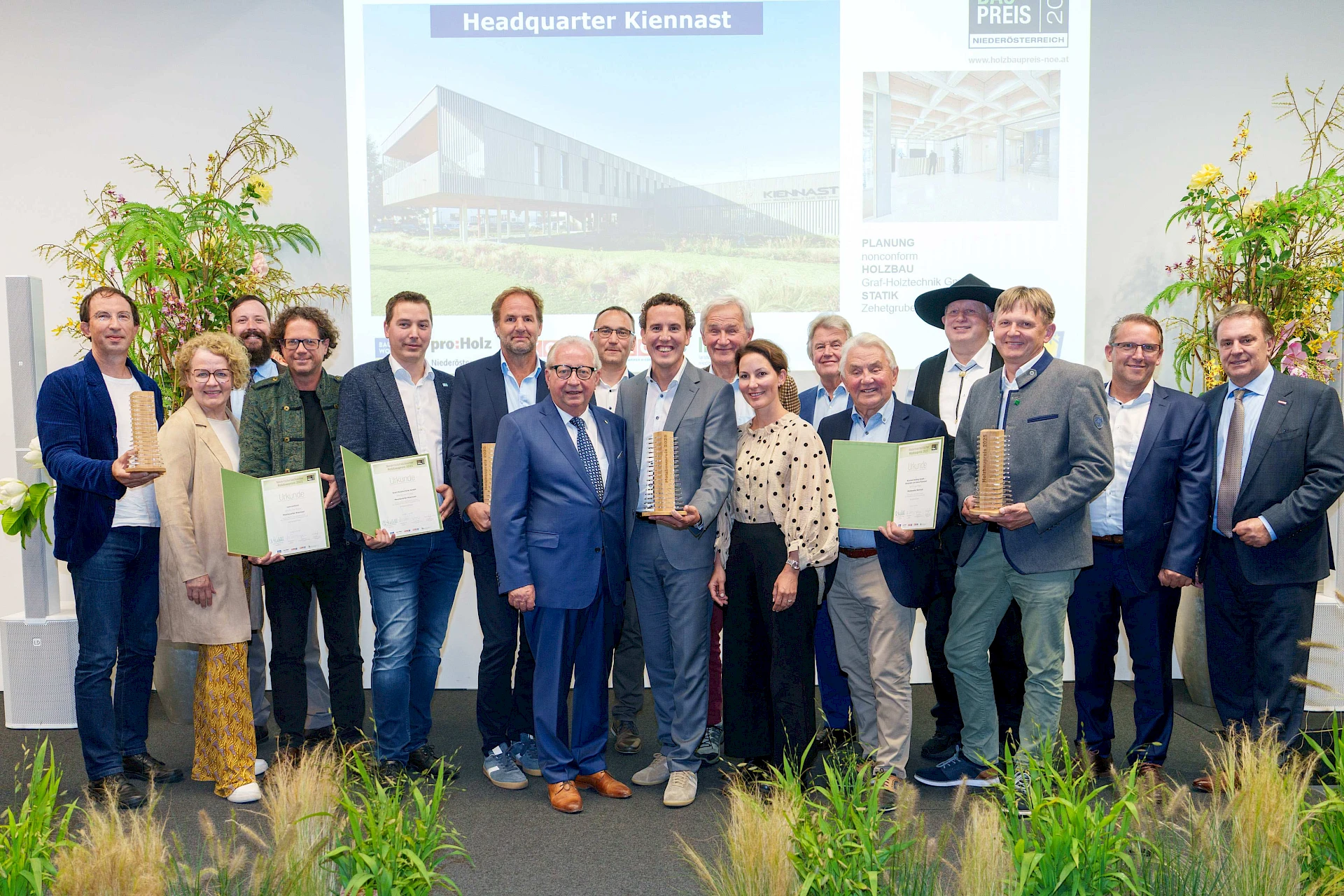 Vertreterinnen und Vertreter der Kiennast Holding GmbH als Auftraggeber, der nonconform ideenwerkstatt GmbH, der Zehetgruber + Laister ZT GmbH, der Graf Holztechnik GmbH, sowie Landesrätin Christiane Teschl-Hofmeister und WKNÖ-Präsident Wolfgang Ecker