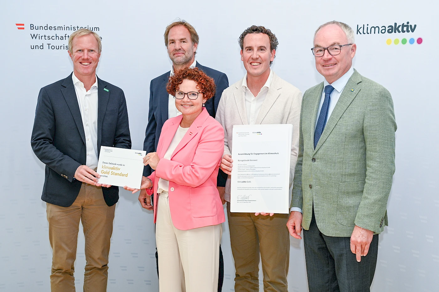 Alexander und Julius Kiennast, Ing. Klaus Beron gemeinsam mit Staatssekretärin Elisabeth Zehetner und LH-Stellvertreter Stephan Pernkopf