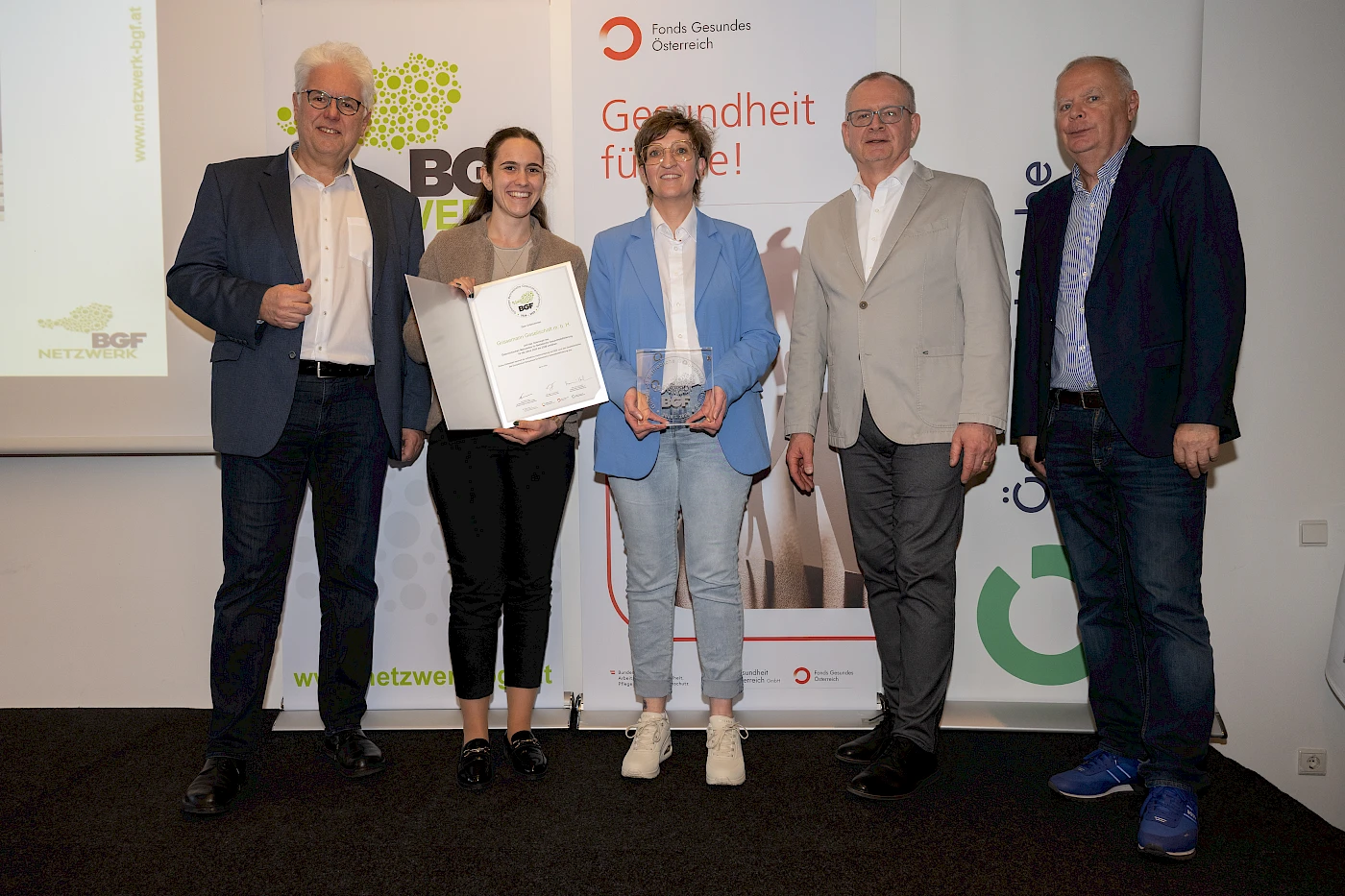 v.l.n.r. Andreas Huss (Obmann-Stellvertreter ÖGK), Michelle Hackl (Leitung BGF-Team Grissemann), Silke Mair (Mitglied BGF-Team Grissemann), Klaus Ropin (Leiter Fonds Gesundes Österreich), Werner Salzburger (Vorsitzender des Landesausschusses der ÖGK)